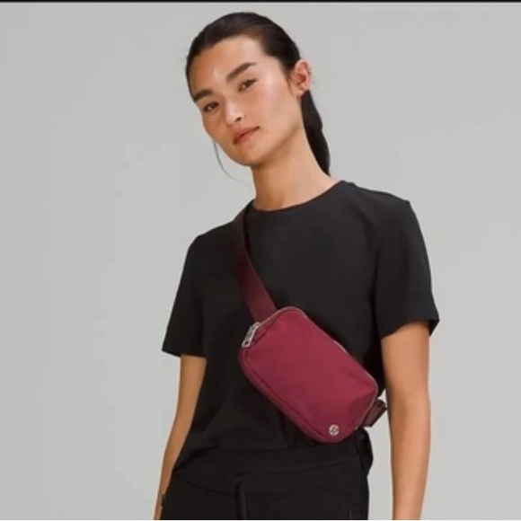 NWT Lululemon Everywhere Belt Bag Wine - Picture 6 of 9